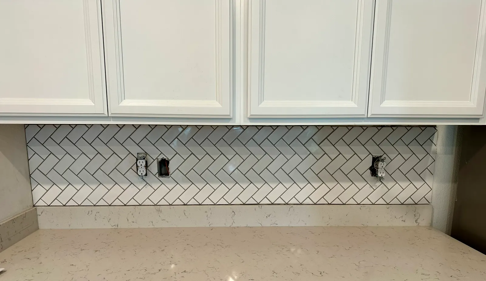 Fernandina Beach Home: Herringbone Backsplash, Faux Beam, and Tongue-and-Groove Ceiling in Fernandina Beach, photo 7