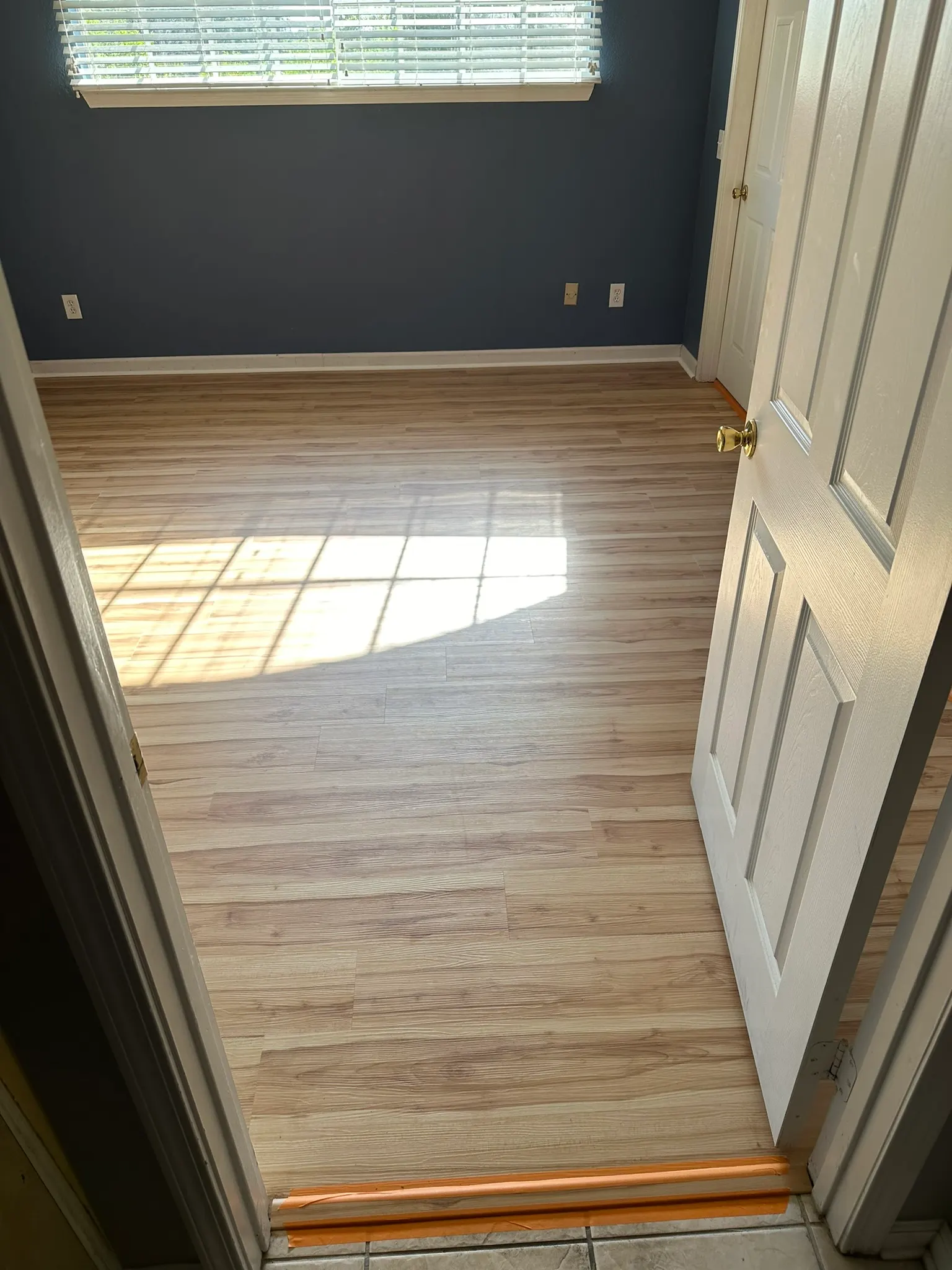Luxury Vinyl Plank in a Jacksonville Beach Apartment in Jacksonville Beach, photo 9