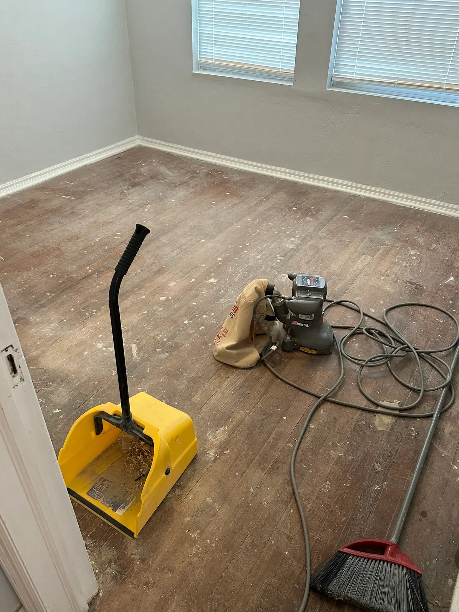 1,300 sq ft Oak Hardwood Refinish in Jacksonville, photo 5