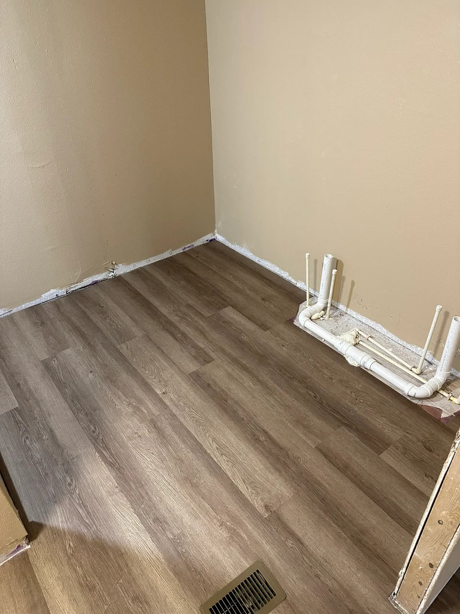 1,650 sq ft Luxury Vinyl Tile, Second Manufactured Home in Jacksonville, photo 5