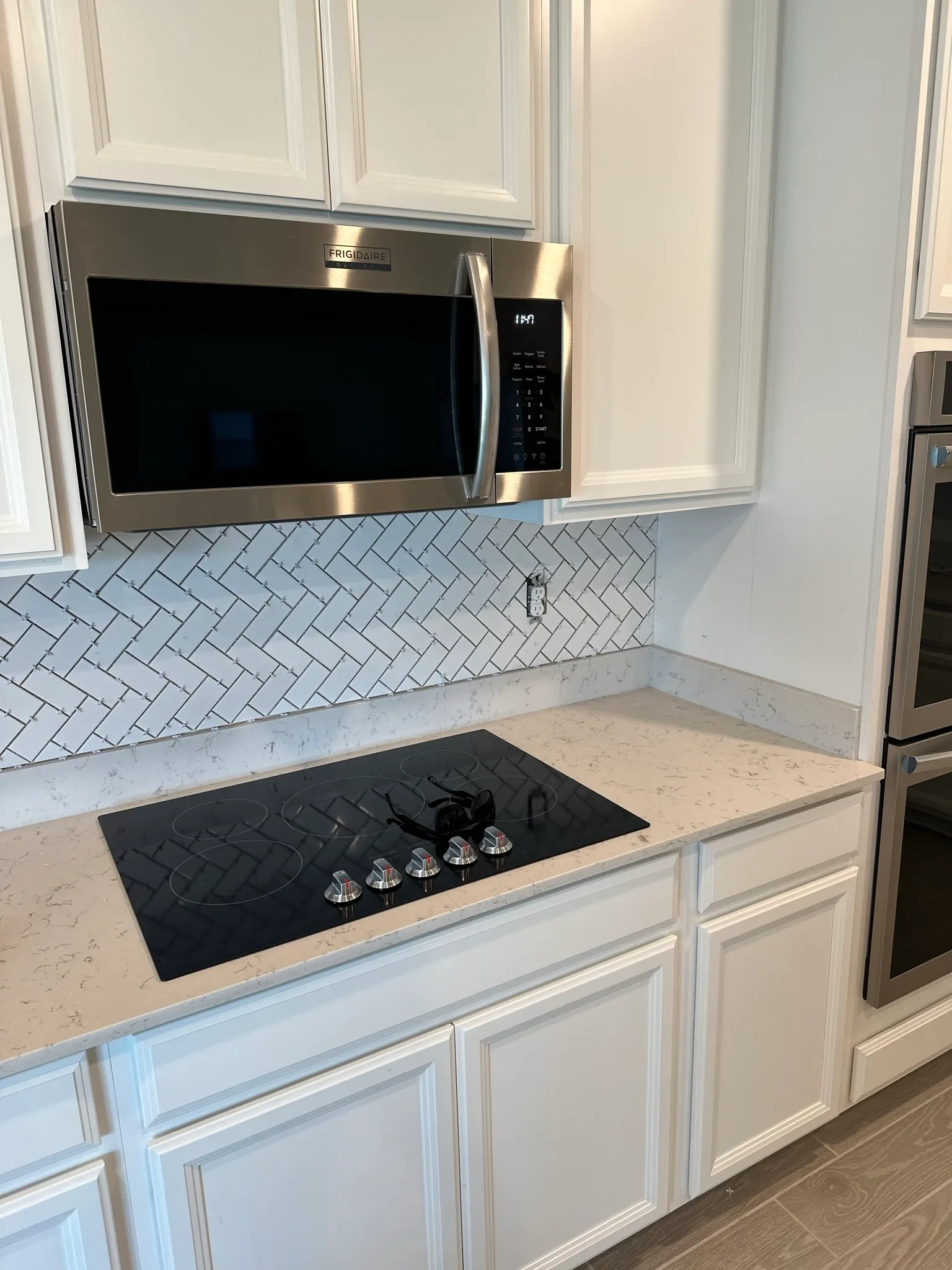 Fernandina Beach Home: Herringbone Backsplash, Faux Beam, and Tongue-and-Groove Ceiling, photo 1