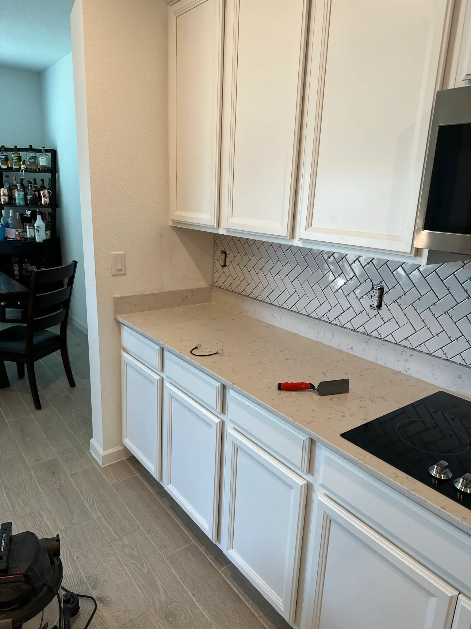 Fernandina Beach Home: Herringbone Backsplash, Faux Beam, and Tongue-and-Groove Ceiling, photo 3